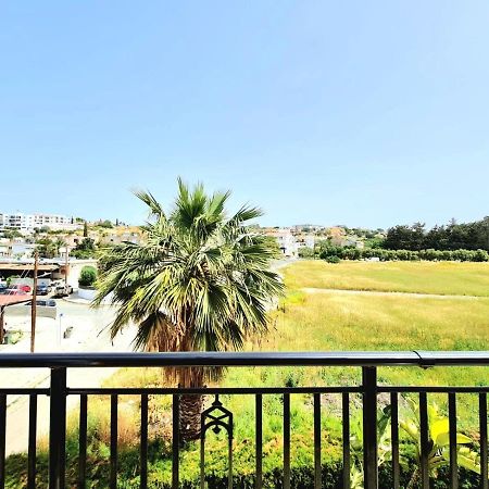 Stunning Views' Apartment With Pool Paphos Kültér fotó