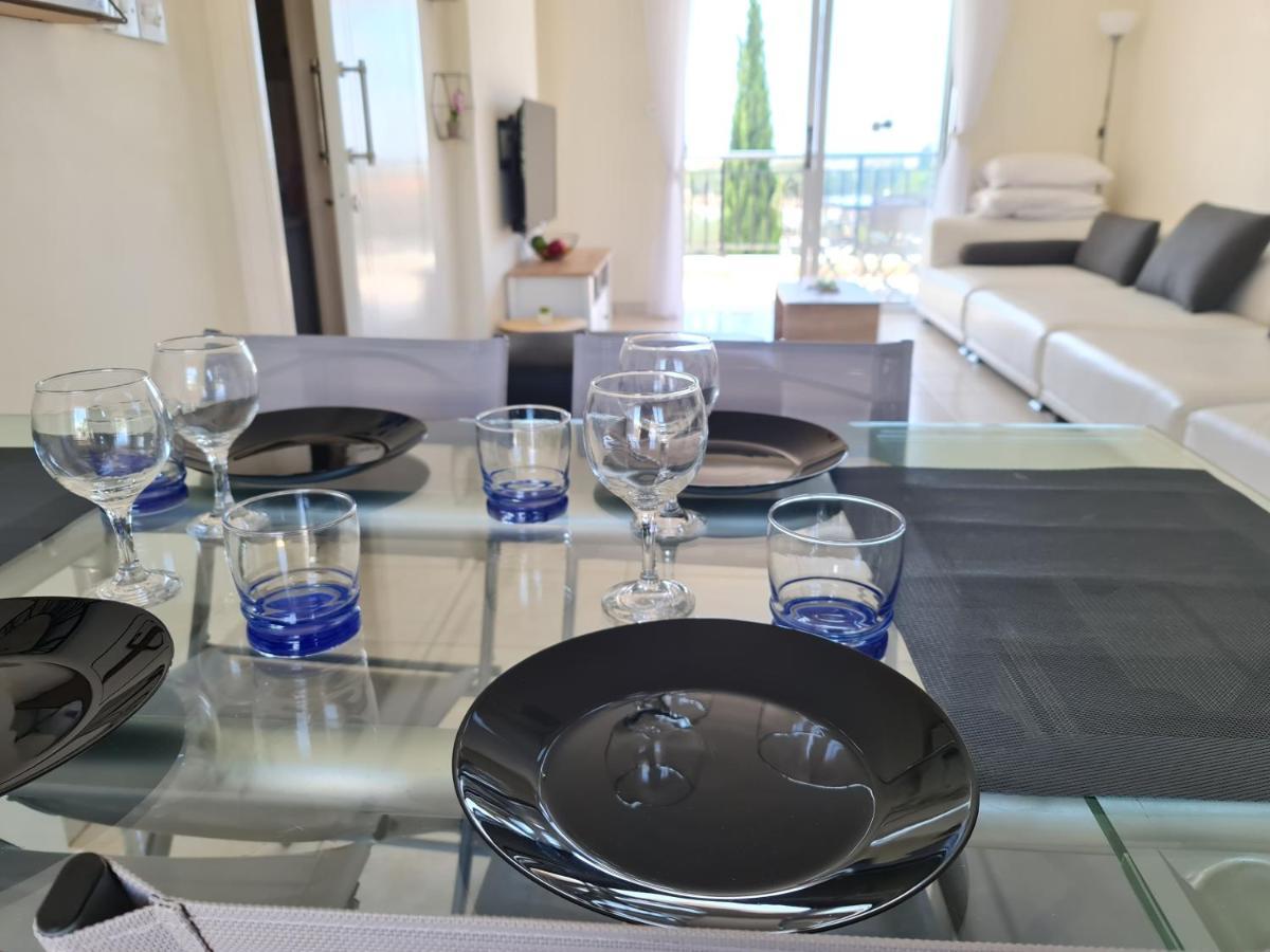 Stunning Views' Apartment With Pool Paphos Kültér fotó