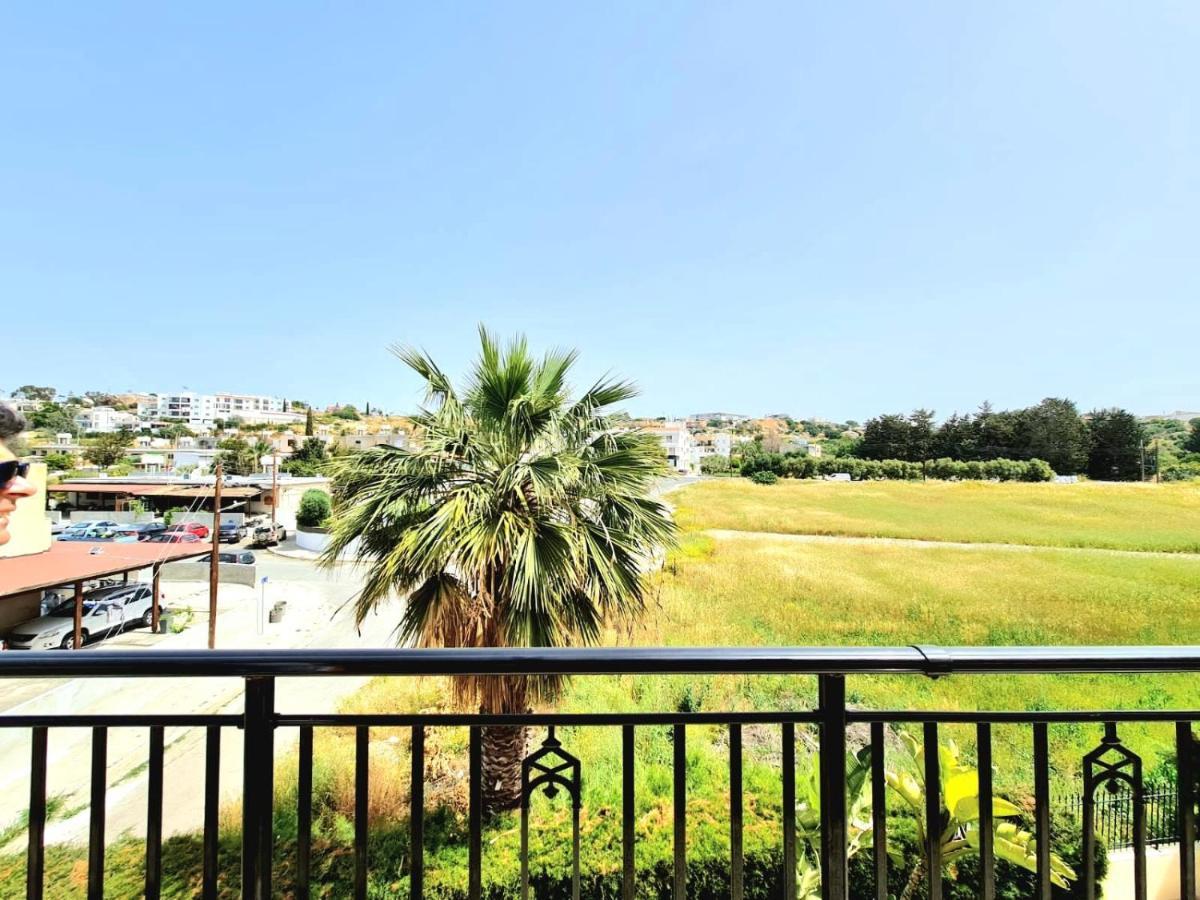 Stunning Views' Apartment With Pool Paphos Kültér fotó