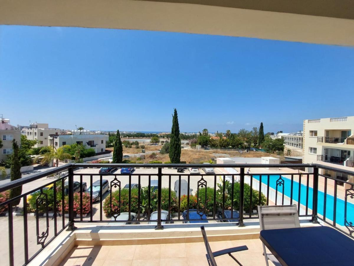 Stunning Views' Apartment With Pool Paphos Kültér fotó